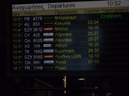 Anzeigetafel am Flughafen Thessaloniki